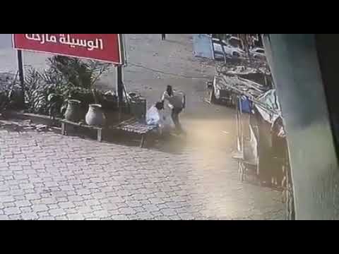 شاهد بالفيديو: لحظة نهب مواطن بالخرطوم في وضح النهار