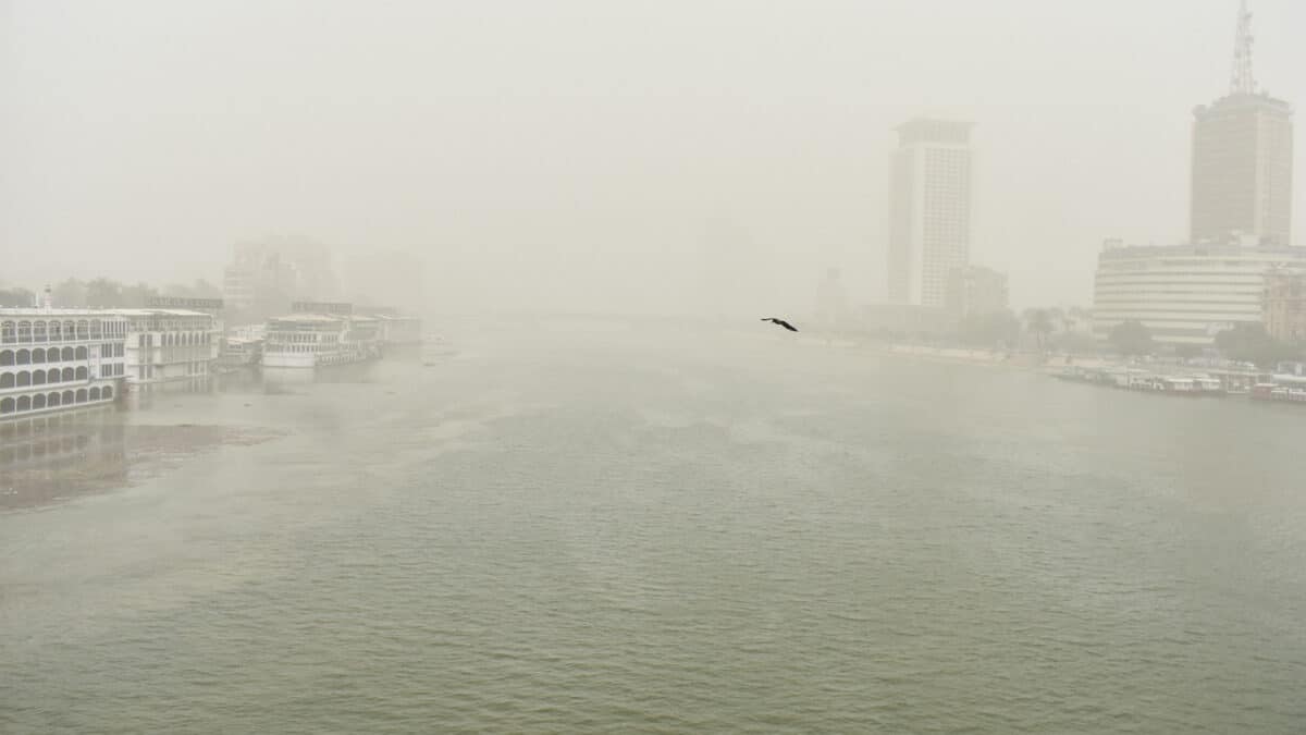 الأسى يخيم على أسوان بعد مصرع شخصين وإصابة ثالث إثر سقوط شرفة منزل في عاصفة ترابية