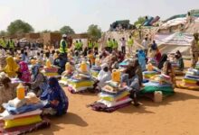 تقديم مواد غذائية للاجئين السودانيين في تشاد