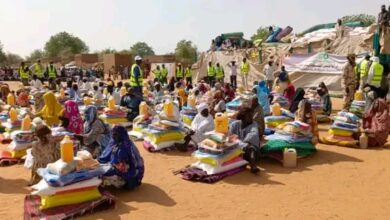 تقديم مواد غذائية للاجئين السودانيين في تشاد
