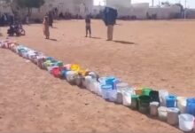 مواطنون يصطفون للحصول على وجبة مجانية في السودان