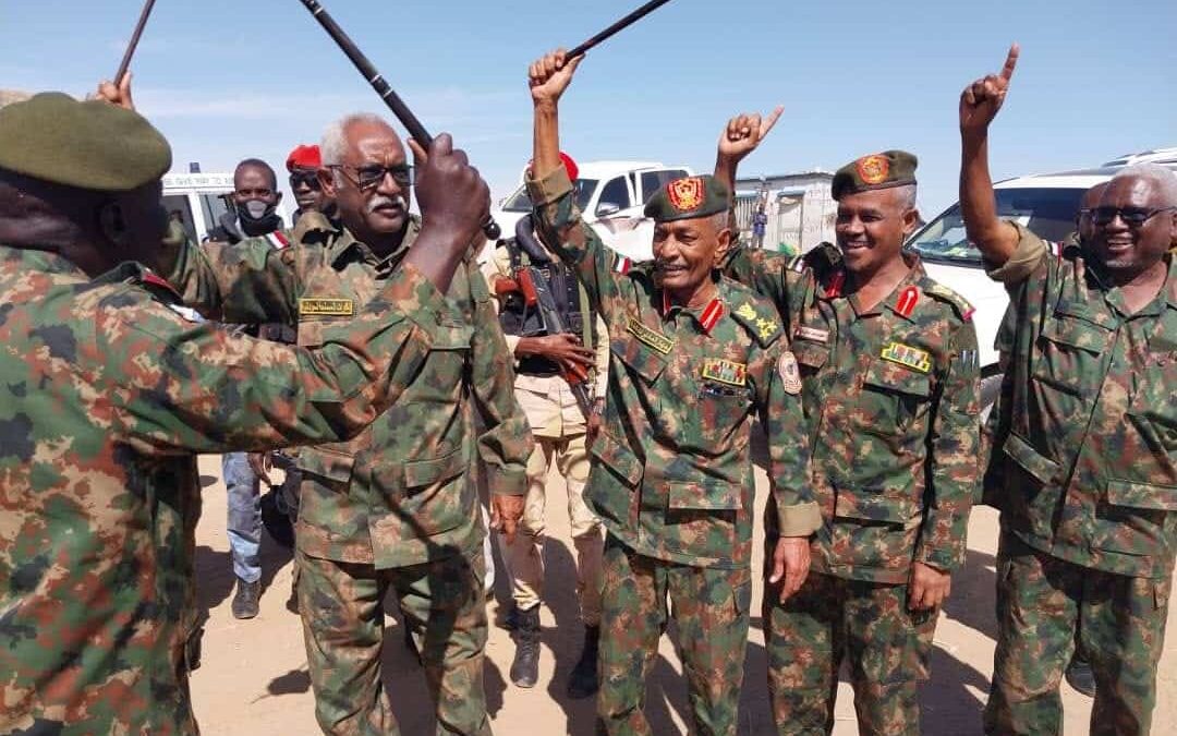 والي النيل الأبيض يتفقد دفاعات الاعوج