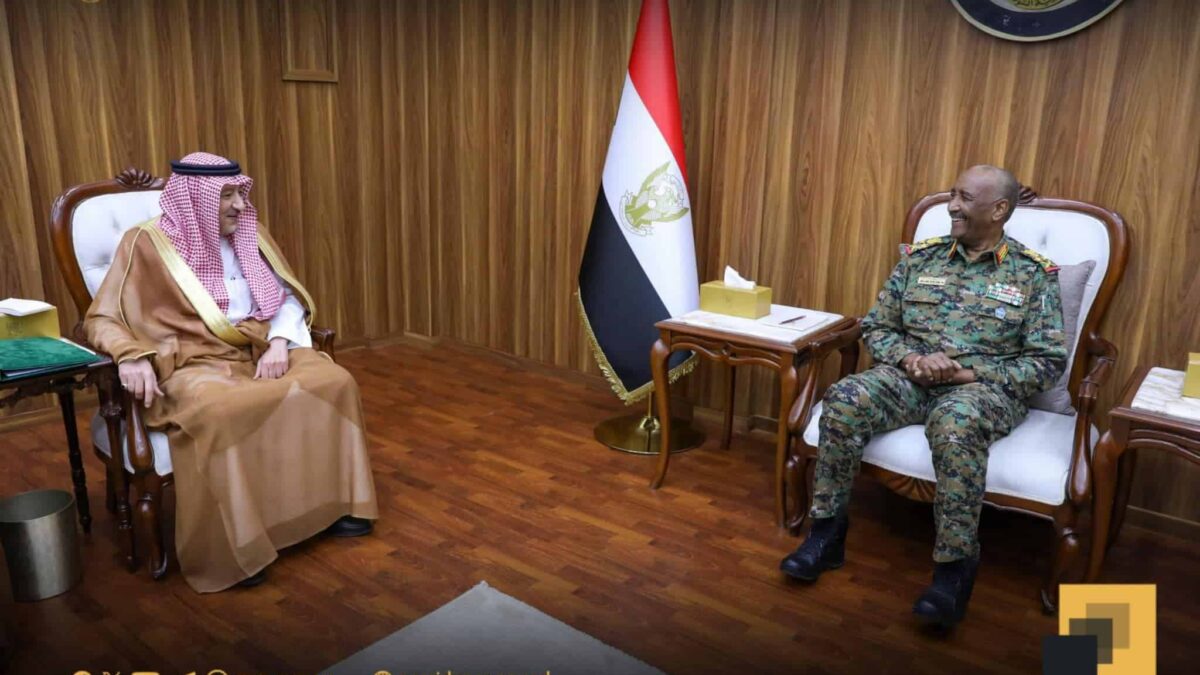 نائب وزير الخارجية السعودي يلتقي رئيس مجلس السيادة