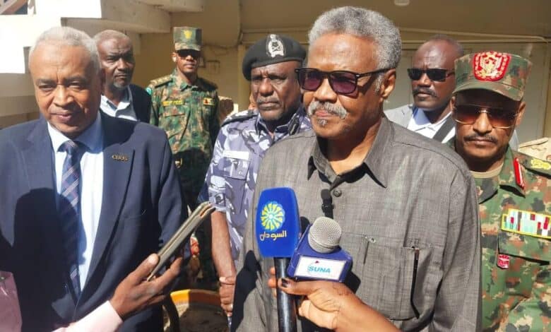 والي القضارف خلال تنوير في بنك السودان