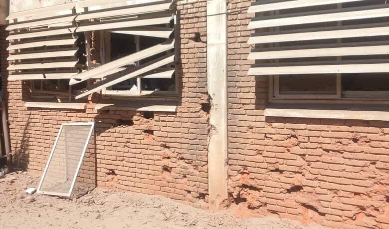 آثار القصف والدمار في المستشفى السعودي في الفاشر