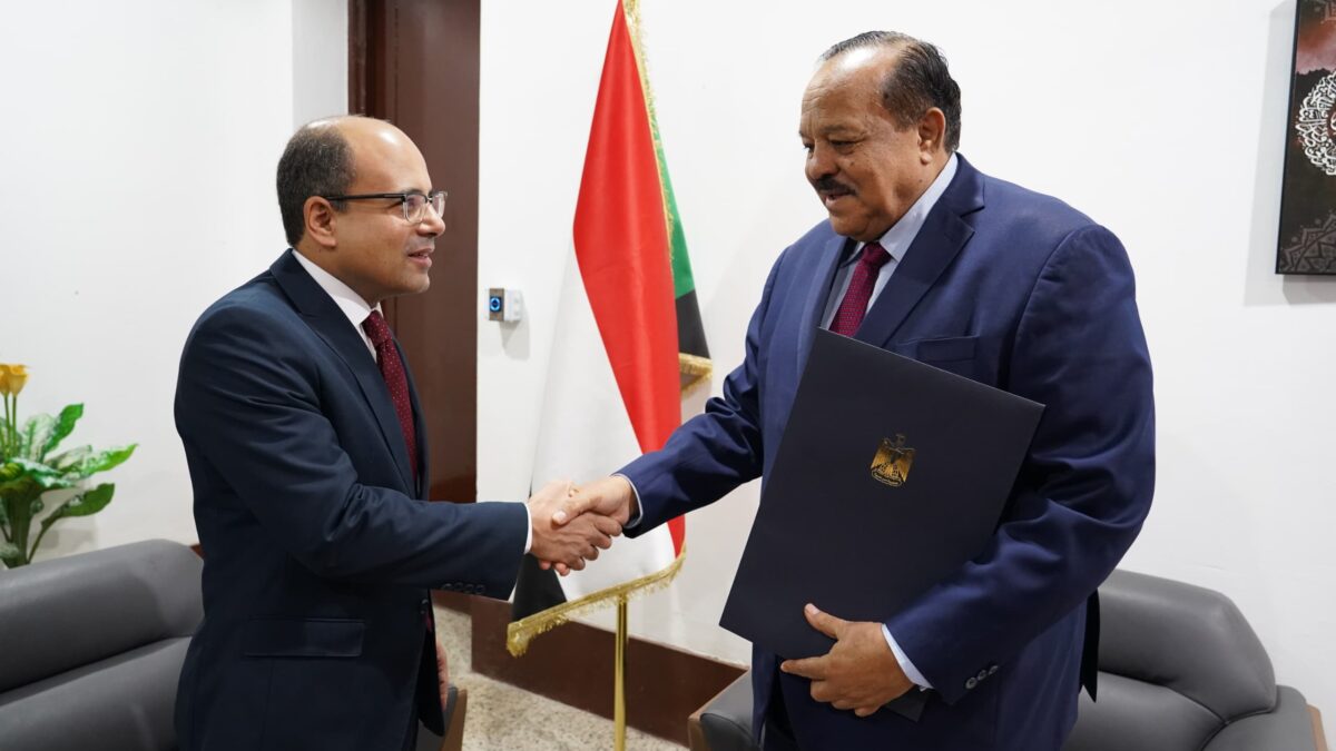 القنصل المصري يقدم أوراق اعتماده لوزير الخارجية