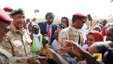 البرهان يتفقد النازحين في حي كوريا