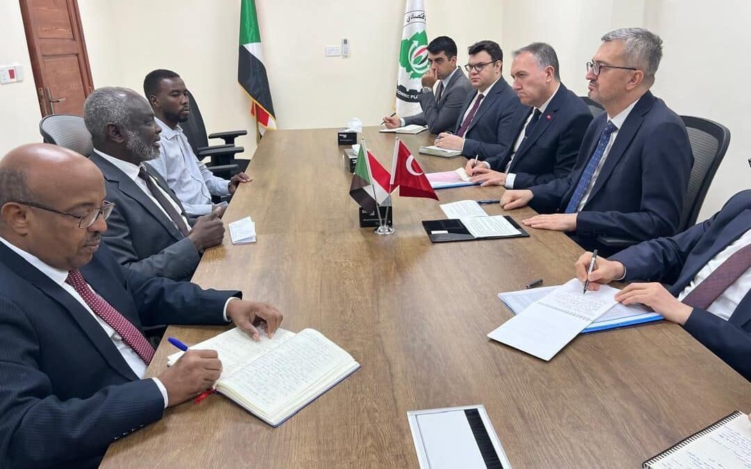 وزير المالية يلتقي الوفد التركي