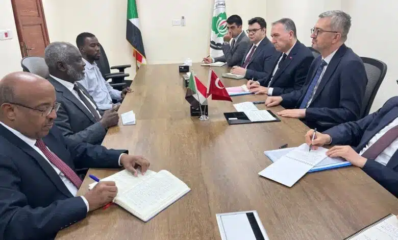 وزير المالية يلتقي الوفد التركي