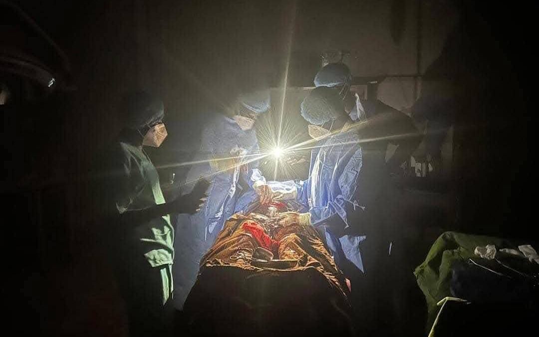 مستشفى الفاشر يقيم العمليات الجراحية في جنح الظلام ...الفاشر قلاع الأساطير، تداخل الواقع والخيال