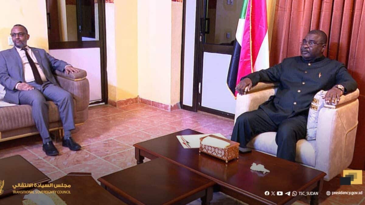 وزير الصحة يلتقي عضو السيادي صلاح آدم