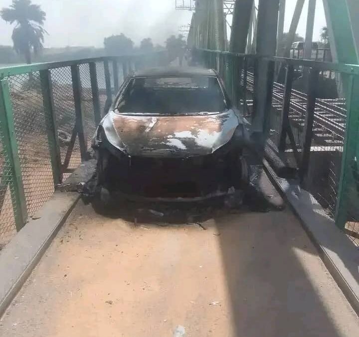 احتراق سيارة صالون بالكامل فوق كبري الحديد عطبرة-الدامر