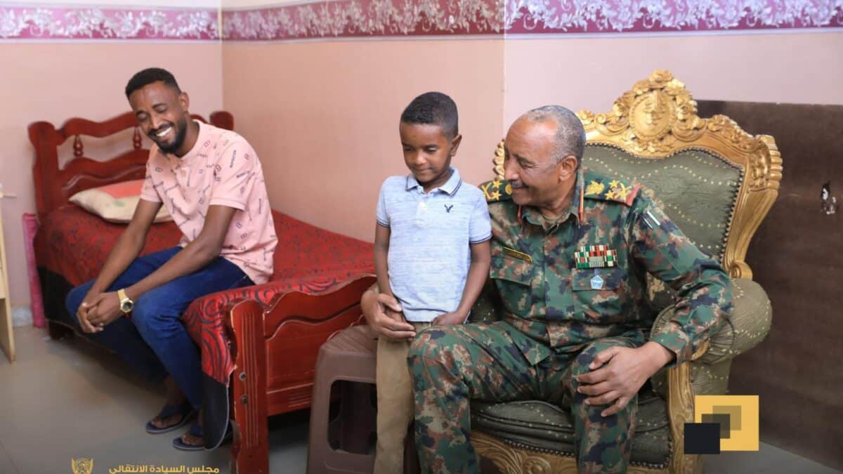 البرهان يقدم واجب العزاء في الشهيد اللواء بحر أحمد بحر ويشيد بتضحيات القوات المسلحة