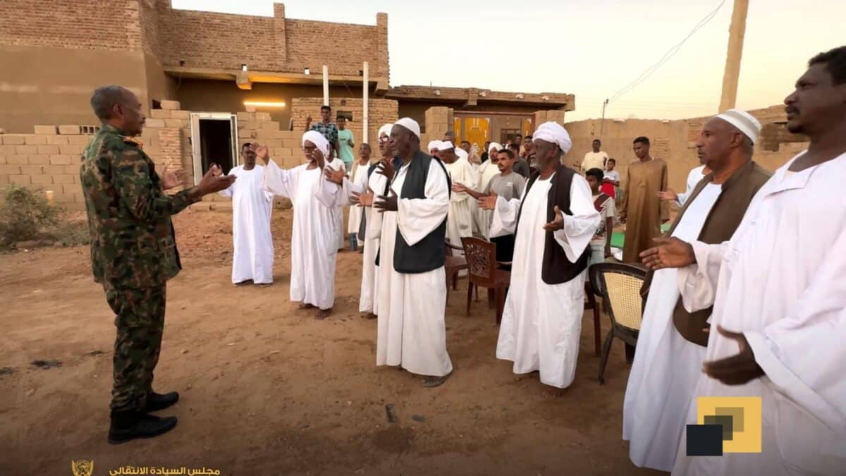 البرهان يقدم واجب العزاء لشهداء معركة الكرامة ويؤكد استمرار القتال حتى القضاء على التمرد