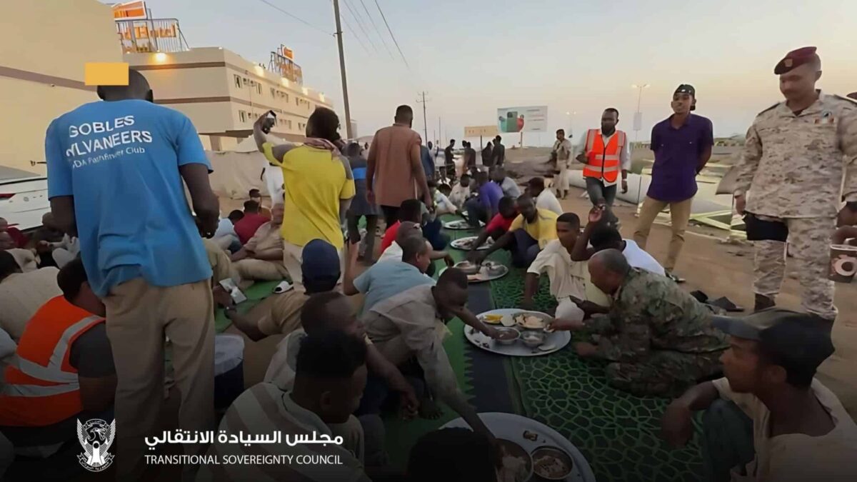 البرهان يتناول إفطار رمضان مع المواطنين في بورتسودان