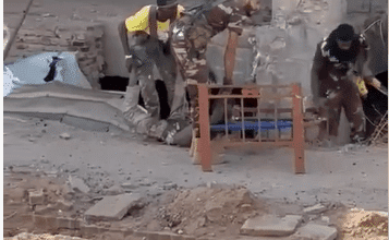 جنود الجيش السوداني يقومون بإخلاء جرحى الدعم السريع لعلاجهم