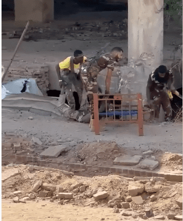 جنود الجيش السوداني يقومون بإخلاء جرحى الدعم السريع لعلاجهم