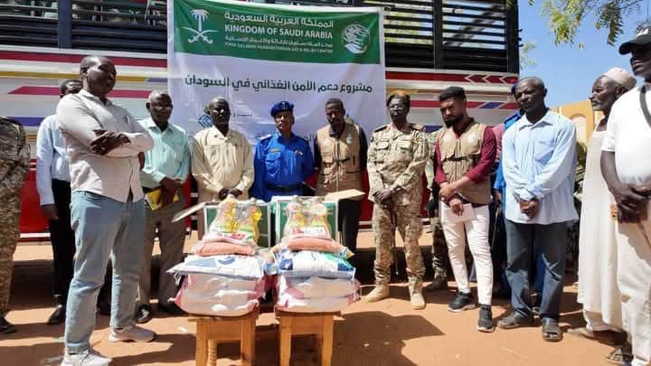 مركز الملك سلمان للإغاثة والاعمال الانسانية يدشن توزيع (1500) سلة غذائية بمحلية أم روابة دعماً للمتأثرين بالحرب