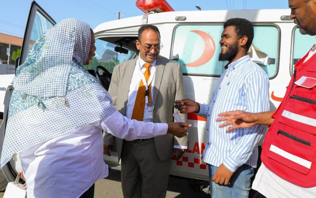 الهلال الأحمر القطري يسلّم عربة إسعاف مجهزة لولاية البحر الأحمر