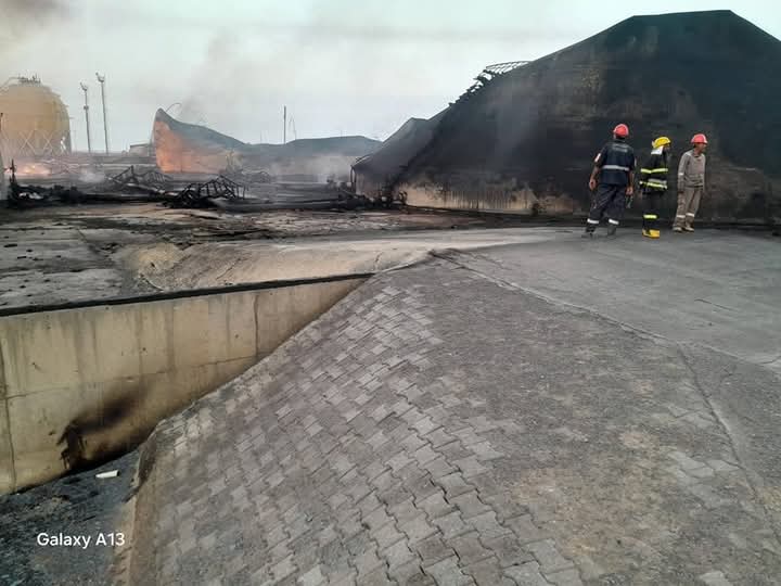 السيطرة على حرائق المستودعات في بورتسودان