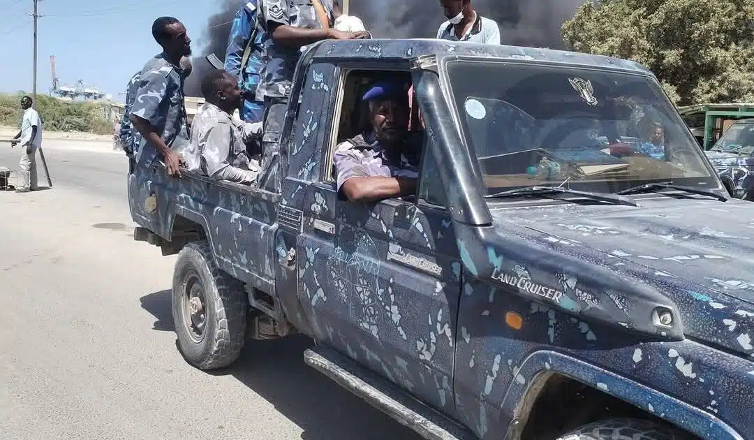 شرطة البحر الأحمر تؤمّن محيط الميناء الجنوبي بعد الهجمات الجوية وتلقي القبض على مشتبهين