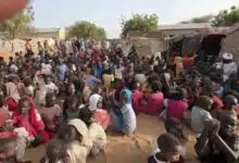 وسط مشهد أنهكته الحرب وملامح مدينة تبحث عن جرعة حياة، جاءت مبادرة شركة زين للاتصالات كنسمة إنسانية أعادت للأسر المتضررة في الفاشر بعضاً من دفء التكافل المفقود. لم تقتصر المبادرة على تقديم الدعم المادي، بل حملت معها رسالة بأن الوطن لا يزال يتنفس بقيم العطاء والمسؤولية المشتركة.