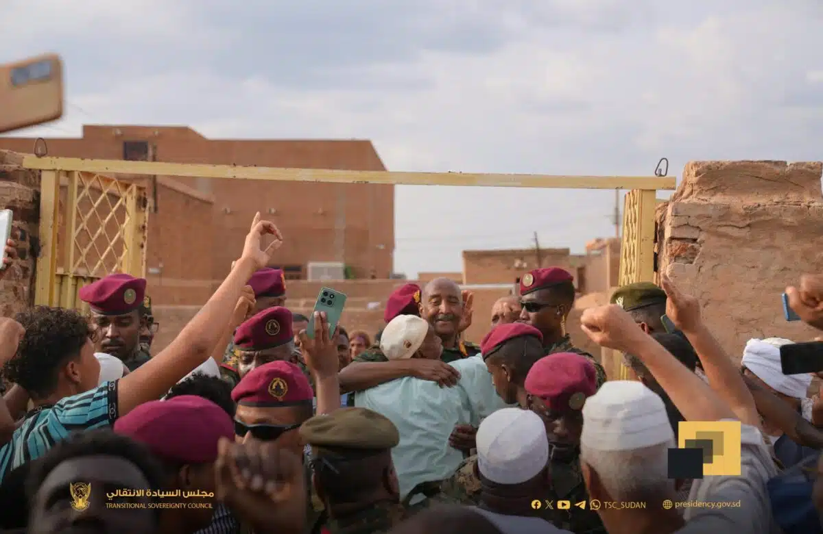 في مشهد لافت، شهدت ولاية الجزيرة الثلاثاء حضوراً جماهيرياً ضخماً خلال زيارة رئيس مجلس السيادة الانتقالي القائد العام للقوات المسلحة، الفريق أول ركن عبد الفتاح البرهان، الذي استهل جولته بمدينة الهلالية