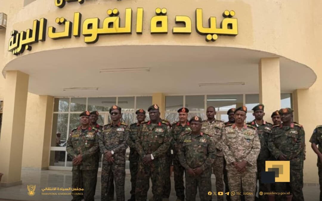 في زيارة حملت رسائل عسكرية وسياسية بالغة الدلالة، وصل عضو مجلس السيادة الانتقالي ونائب القائد العام للقوات المسلحة الفريق أول ركن شمس الدين كباشي، الأحد إلى قيادة القوات البرية بمنطقة قري شمالي الخرطوم بحري، حيث كان في استقباله الفريق ركن رشاد عبد الحميد إسماعيل قائد القوات البرية.