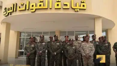 في زيارة حملت رسائل عسكرية وسياسية بالغة الدلالة، وصل عضو مجلس السيادة الانتقالي ونائب القائد العام للقوات المسلحة الفريق أول ركن شمس الدين كباشي، الأحد إلى قيادة القوات البرية بمنطقة قري شمالي الخرطوم بحري، حيث كان في استقباله الفريق ركن رشاد عبد الحميد إسماعيل قائد القوات البرية.