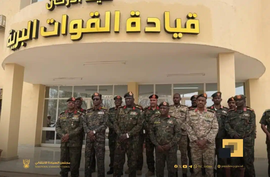في زيارة حملت رسائل عسكرية وسياسية بالغة الدلالة، وصل عضو مجلس السيادة الانتقالي ونائب القائد العام للقوات المسلحة الفريق أول ركن شمس الدين كباشي، الأحد إلى قيادة القوات البرية بمنطقة قري شمالي الخرطوم بحري، حيث كان في استقباله الفريق ركن رشاد عبد الحميد إسماعيل قائد القوات البرية.