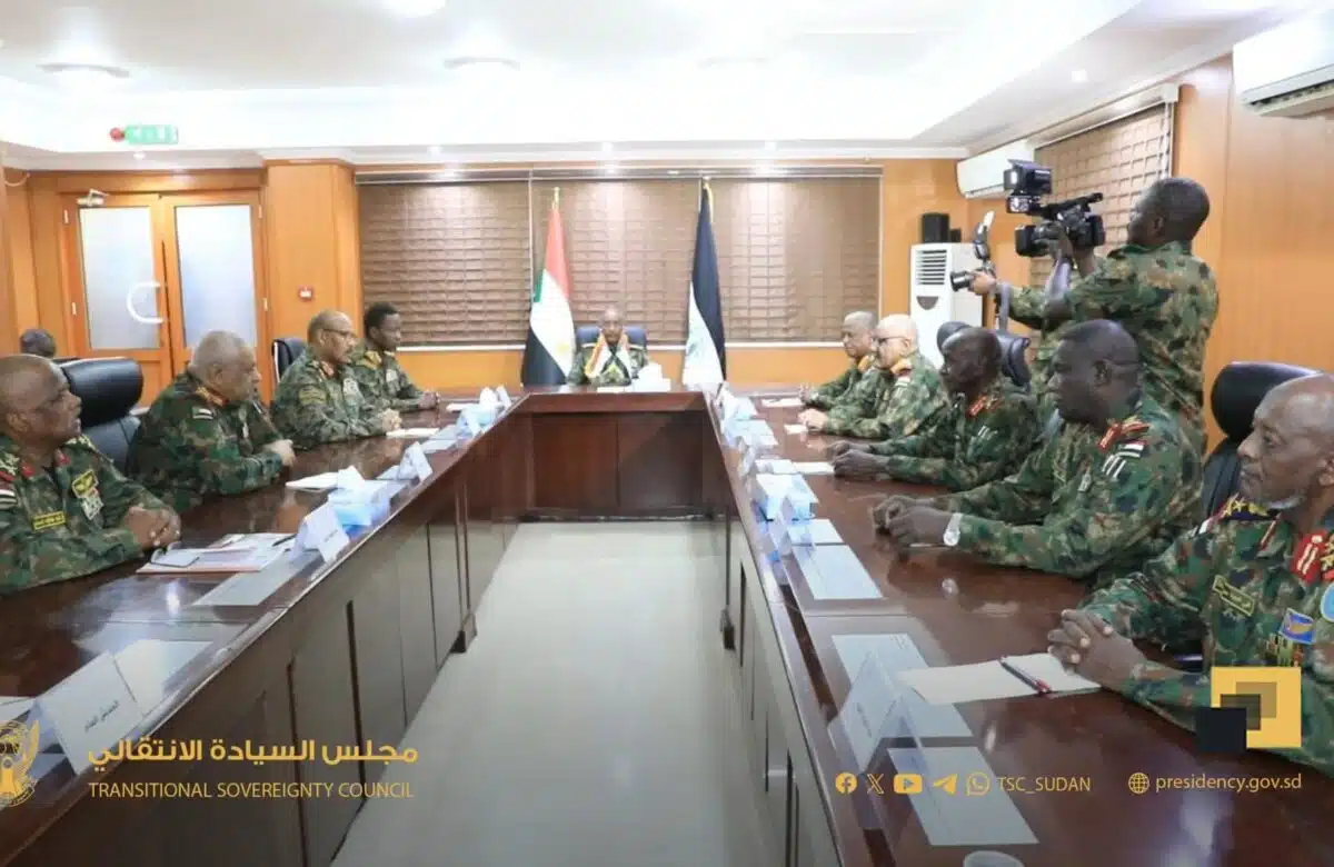 ترأس رئيس مجلس السيادة القائد العام للقوات المسلحة الفريق أول ركن عبد الفتاح البرهان، الأربعاء، اجتماع هيئة قيادة القوات المسلحة بكامل عضويتها