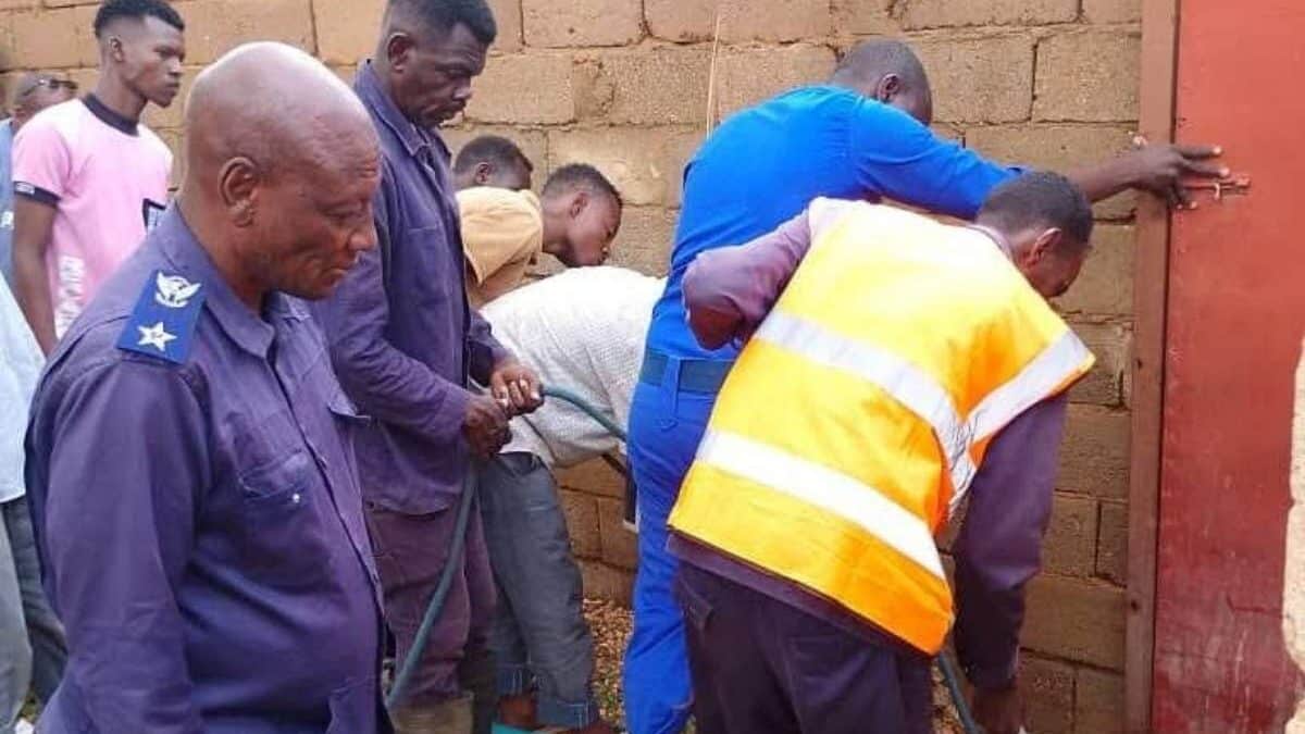 قوات الدفاع المدني في الموقع - المصدر - شرطة الخرطوم