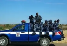 في عملية نوعية وسريعة، تمكنت شرطة ولاية الخرطوم من فك غموض جريمة نهب مسلحة وقعت فجر 24 أغسطس الجاري، وأطاحت بعصابة مكونة من ثلاثة أشخاص اعتادوا تنفيذ جرائمهم تحت تهديد السلاح باستخدام دراجة نارية