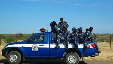 في عملية نوعية وسريعة، تمكنت شرطة ولاية الخرطوم من فك غموض جريمة نهب مسلحة وقعت فجر 24 أغسطس الجاري، وأطاحت بعصابة مكونة من ثلاثة أشخاص اعتادوا تنفيذ جرائمهم تحت تهديد السلاح باستخدام دراجة نارية