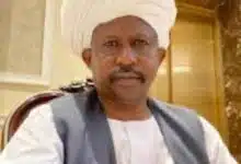 ي تطور مثير، فجّر المحامي المعروف فيصل حضرة قضية جديدة تتعلق بالمجلس الأعلى للحج والعمرة، بعد أن كشف عن تعيينات "سرية" لموظفين مؤقتين بالملحقية في السعودية، دون أي إعلان رسمي أو منافسة عبر لجنة الاختيار،