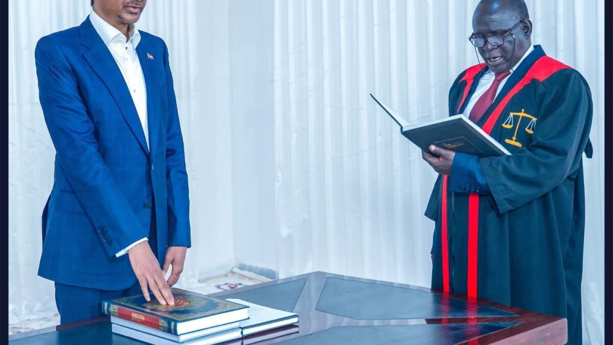 أدى  القسم  السبت قائد قوات الدعم السريع محمد حمدان دقلو “حميدتي”  رئيسا  للمجلس  الرئاسي لما اطلق عليها  خكومة السلام  في السودان، وزعيم الحركة الشعبية عبد العزيز الحلو نائباً له.