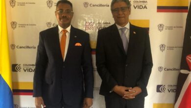 التقى السفير محمد عثمان عكاشة، القائم بالأعمال بالإنابة بنيروبي، يوم الجمعة الماضي بالسفير الكولومبي بيدرو ليون كورتيس لمناقشة مشاركة مرتزقة كولومبيين في الحرب ضد الشعب السوداني.