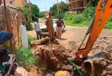 وقف المدير التنفيذي لمحلية الخرطوم، عبد المنعم البشير، على أعمال إصلاح الكسر المزدوج في الخط الناقل للمياه (12 و6 بوصة) بالحلة الجديدة غرب مجمع إبراهيم مالك، والذي تسبب في انقطاع المياه عن عدد من أحياء الخرطوم غرب.