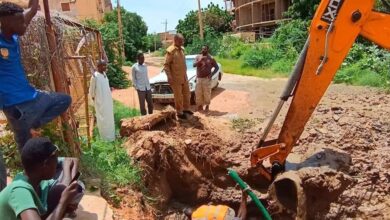 وقف المدير التنفيذي لمحلية الخرطوم، عبد المنعم البشير، على أعمال إصلاح الكسر المزدوج في الخط الناقل للمياه (12 و6 بوصة) بالحلة الجديدة غرب مجمع إبراهيم مالك، والذي تسبب في انقطاع المياه عن عدد من أحياء الخرطوم غرب.