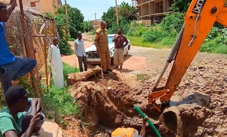 وقف المدير التنفيذي لمحلية الخرطوم، عبد المنعم البشير، على أعمال إصلاح الكسر المزدوج في الخط الناقل للمياه (12 و6 بوصة) بالحلة الجديدة غرب مجمع إبراهيم مالك، والذي تسبب في انقطاع المياه عن عدد من أحياء الخرطوم غرب.