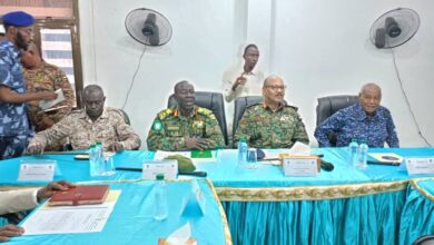 في خطوة وُصفت بأنها الأجرأ منذ اندلاع الحرب، أعلنت الحكومة السودانية نجاحها في إبعاد أكثر من 3 آلاف مقاتل يمثلون 98% من القوات المقاتلة إلى خارج ولاية الخرطوم، تنفيذًا لتوجيهات قائد الجيش ورئيس مجلس السيادة الفريق أول عبد الفتاح البرهان بتفريغ العاصمة من جميع التشكيلات المسلحة.