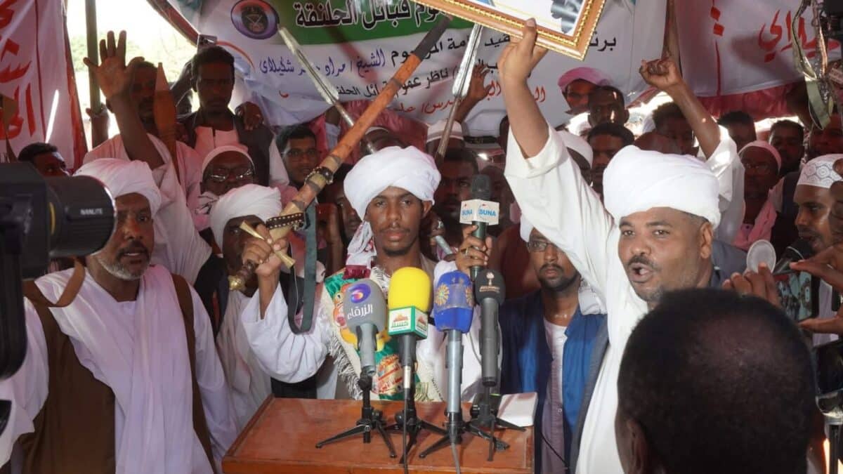 شهدت ولاية كسلا الجمعة مراسم تنصيب المهندس علي عبد القادر شكيلاي ناظراً لعموم قبائل الحلنقة، بجانب مراسم تأبين الناظر الراحل مراد جعفر شكيلاي، وذلك بحضور واليي كسلا اللواء الركن م. الصادق محمد الأزرق، والبحر الأحمر الفريق الركن مصطفى محمد نور، إلى جانب قيادات الإدارة الأهلية وممثلي المكونات الرسمية والشعبية