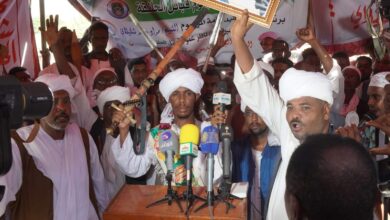 شهدت ولاية كسلا الجمعة مراسم تنصيب المهندس علي عبد القادر شكيلاي ناظراً لعموم قبائل الحلنقة، بجانب مراسم تأبين الناظر الراحل مراد جعفر شكيلاي، وذلك بحضور واليي كسلا اللواء الركن م. الصادق محمد الأزرق، والبحر الأحمر الفريق الركن مصطفى محمد نور، إلى جانب قيادات الإدارة الأهلية وممثلي المكونات الرسمية والشعبية