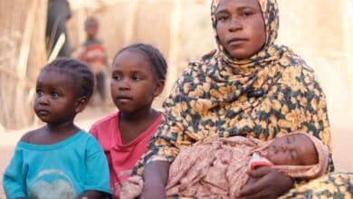 حذّر المتحدث باسم الأمم المتحدة ستيفان دوجاريك، من أن الأمطار الغزيرة والفيضانات العارمة التي تضرب مناطق واسعة من السودان تُعيق بشدة عمليات إيصال الإمدادات الإنسانية، في وقت يفاقم فيه القتال من انتشار الكوليرا وأمراض معدية أخرى.