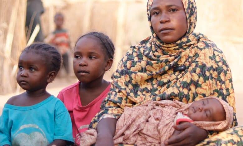 حذّر المتحدث باسم الأمم المتحدة ستيفان دوجاريك، من أن الأمطار الغزيرة والفيضانات العارمة التي تضرب مناطق واسعة من السودان تُعيق بشدة عمليات إيصال الإمدادات الإنسانية، في وقت يفاقم فيه القتال من انتشار الكوليرا وأمراض معدية أخرى.