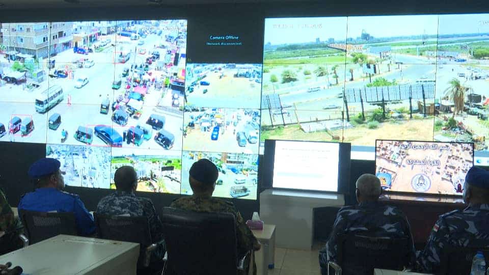 اطلع عضو مجلس السيادة الانتقالي، مساعد القائد العام، الفريق مهندس إبراهيم جابر إبراهيم، على سير العمل بغرفة العمليات المركزية لمراقبة الأحوال الأمنية بولاية الخرطوم، ورصد التهديدات ضمن مهام لجنة ضبط الأمن وبسط هيبة الدولة، التابعة للجنة العليا لتهيئة البيئة لعودة المواطنين إلى العاصمة.