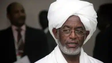 في الوقت الذي يرسل فيه  رئيس مجلس السيادة  السواني وقائد الجيش  الفريق أول  البرهان إشارات انفتاح إلى واشنطن، تكشف أفريكا إنتلجنس عن مشهد مغاير تمامًا خلف الكواليس: تعاون متسارع بين الأجهزة الأمنية السودانية ولواء البراء بن مالك بقيادة المصباح أبو زيد طلحة في جبهات شمال كردفان.