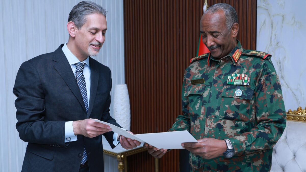 في تطور لافت على صعيد العلاقات السودانية المصرية، تسلّم رئيس مجلس السيادة الانتقالي والقائد العام للقوات المسلحة الفريق أول ركن عبدالفتاح البرهان، رسالة خطية من الرئيس المصري عبد الفتاح السيسي الأربعاء