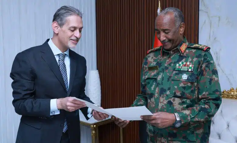 في تطور لافت على صعيد العلاقات السودانية المصرية، تسلّم رئيس مجلس السيادة الانتقالي والقائد العام للقوات المسلحة الفريق أول ركن عبدالفتاح البرهان، رسالة خطية من الرئيس المصري عبد الفتاح السيسي الأربعاء