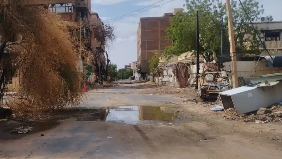 أكد المجلس الاستشاري للطب العدلي بوزارة الصحة الاتحادية، في تقرير رسمي، عدم وجود أي مؤشرات علمية أو طبية تثبت تعرض ولاية الخرطوم لتلوث كيميائي أو إشعاعي، مشددًا على أن العاصمة صالحة للسكن وأن الأوضاع الصحية الراهنة لا تحمل أي دلائل على استخدام أسلحة محرمة أو مواد سامة.